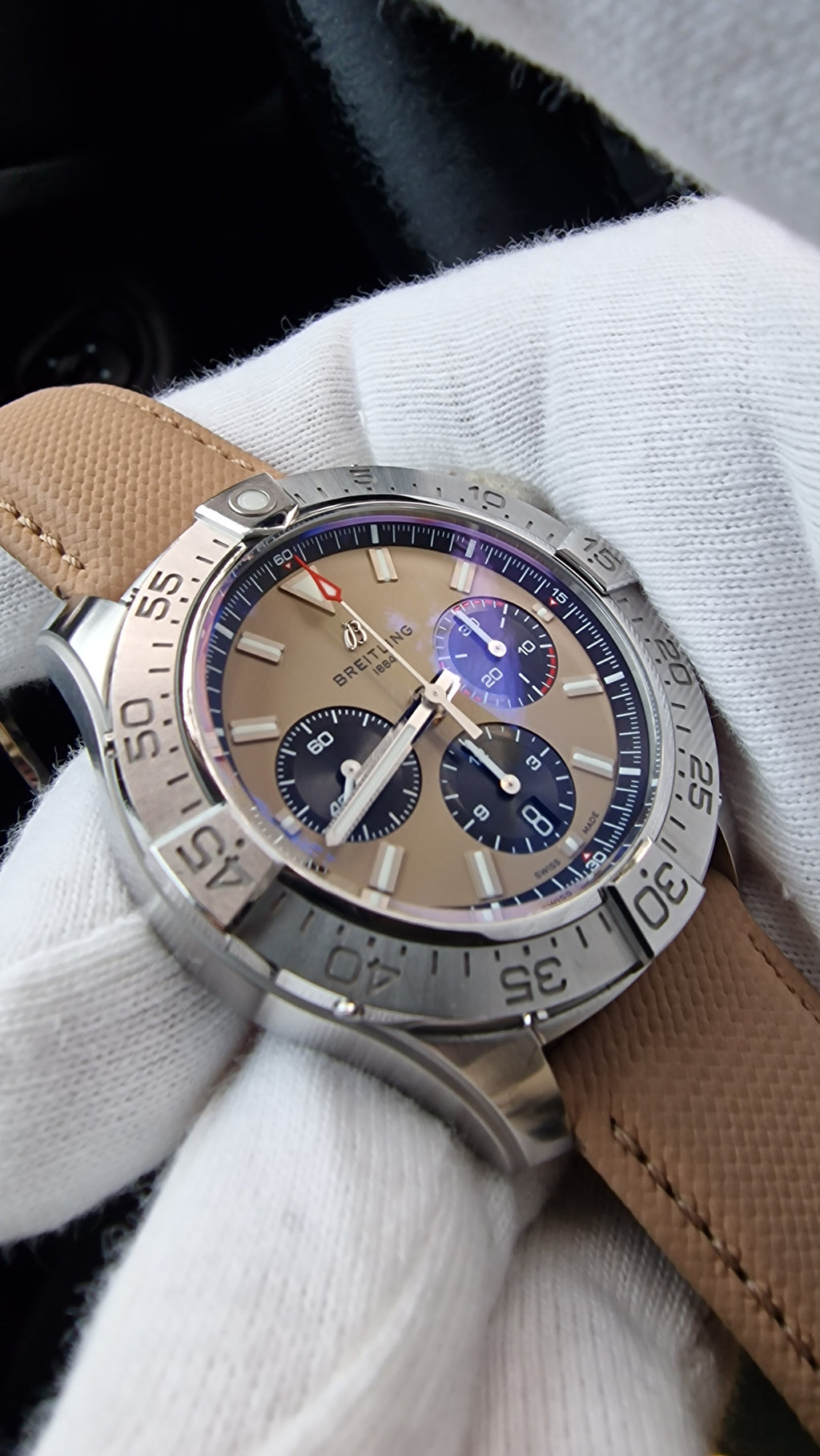 Breitling Avenger B01 Chronograph 44 – Ediție Dial Khaki/Sand