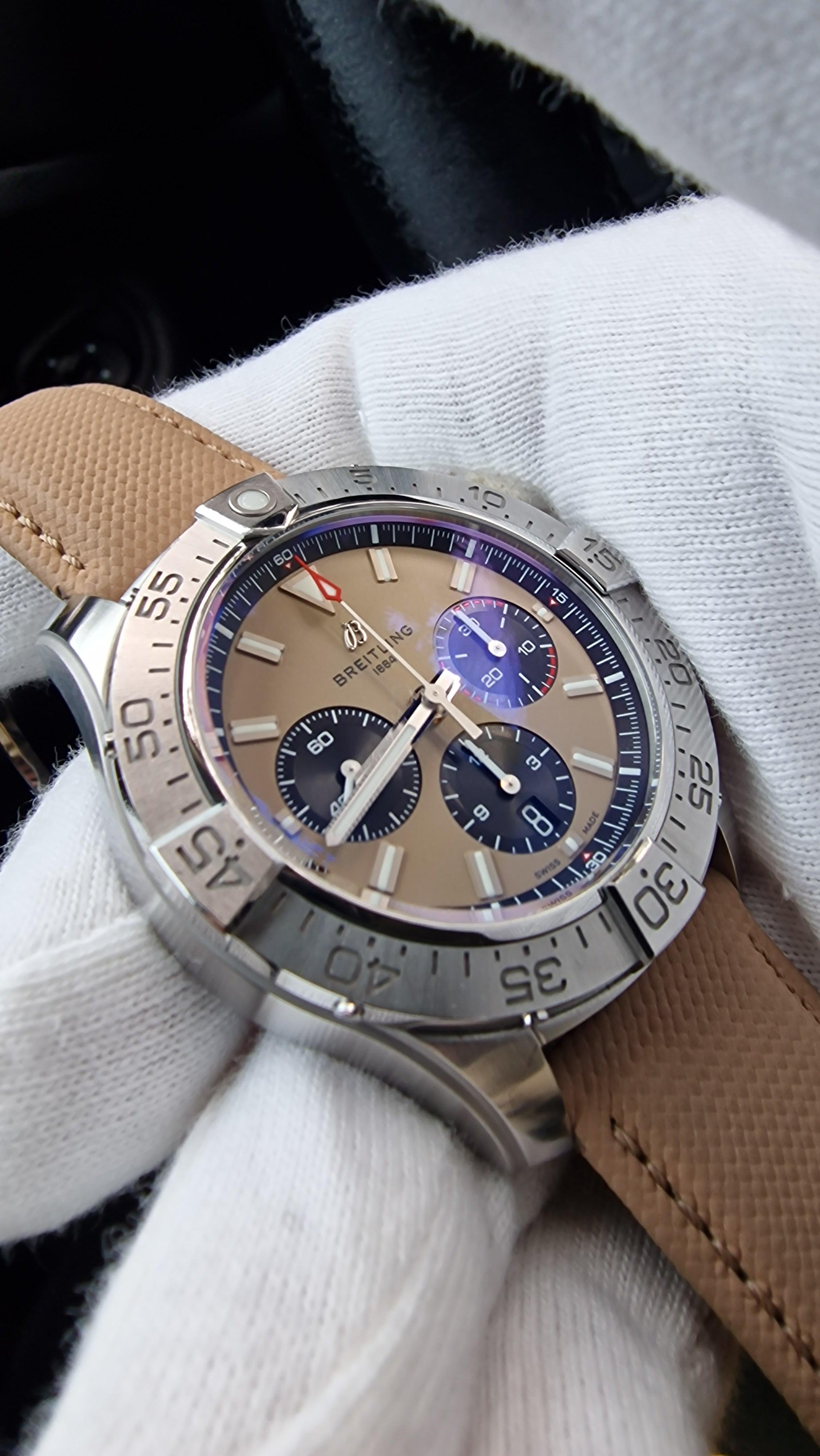 Breitling Avenger B01 Chronograph 44 – Ediție Dial Khaki/Sand