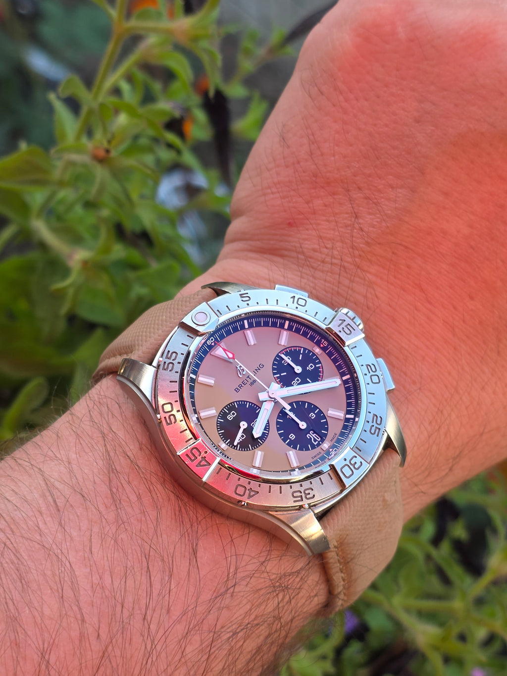 Breitling Avenger B01 Chronograph 44 – Ediție Dial Khaki/Sand