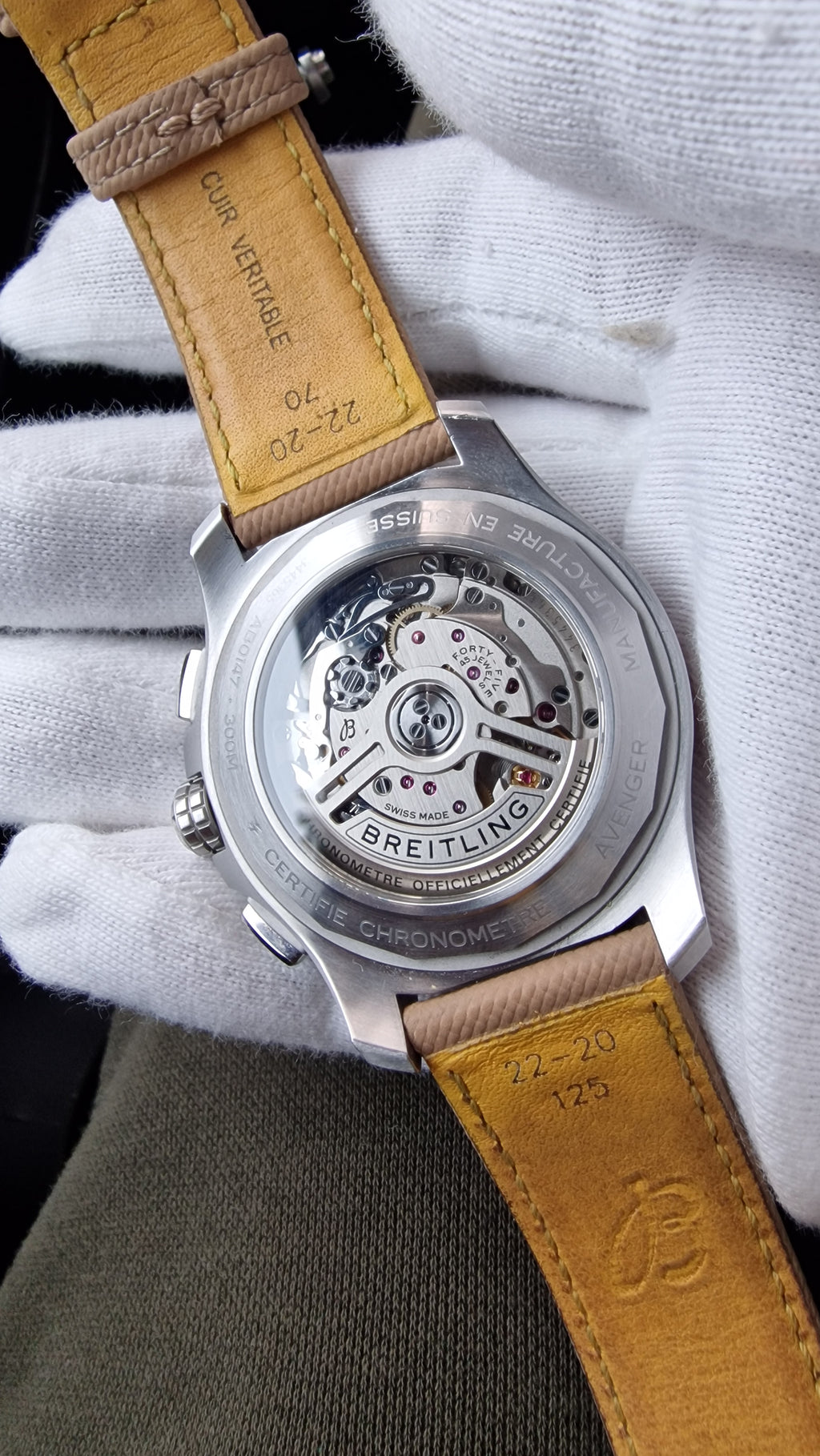 Breitling Avenger B01 Chronograph 44 – Ediție Dial Khaki/Sand