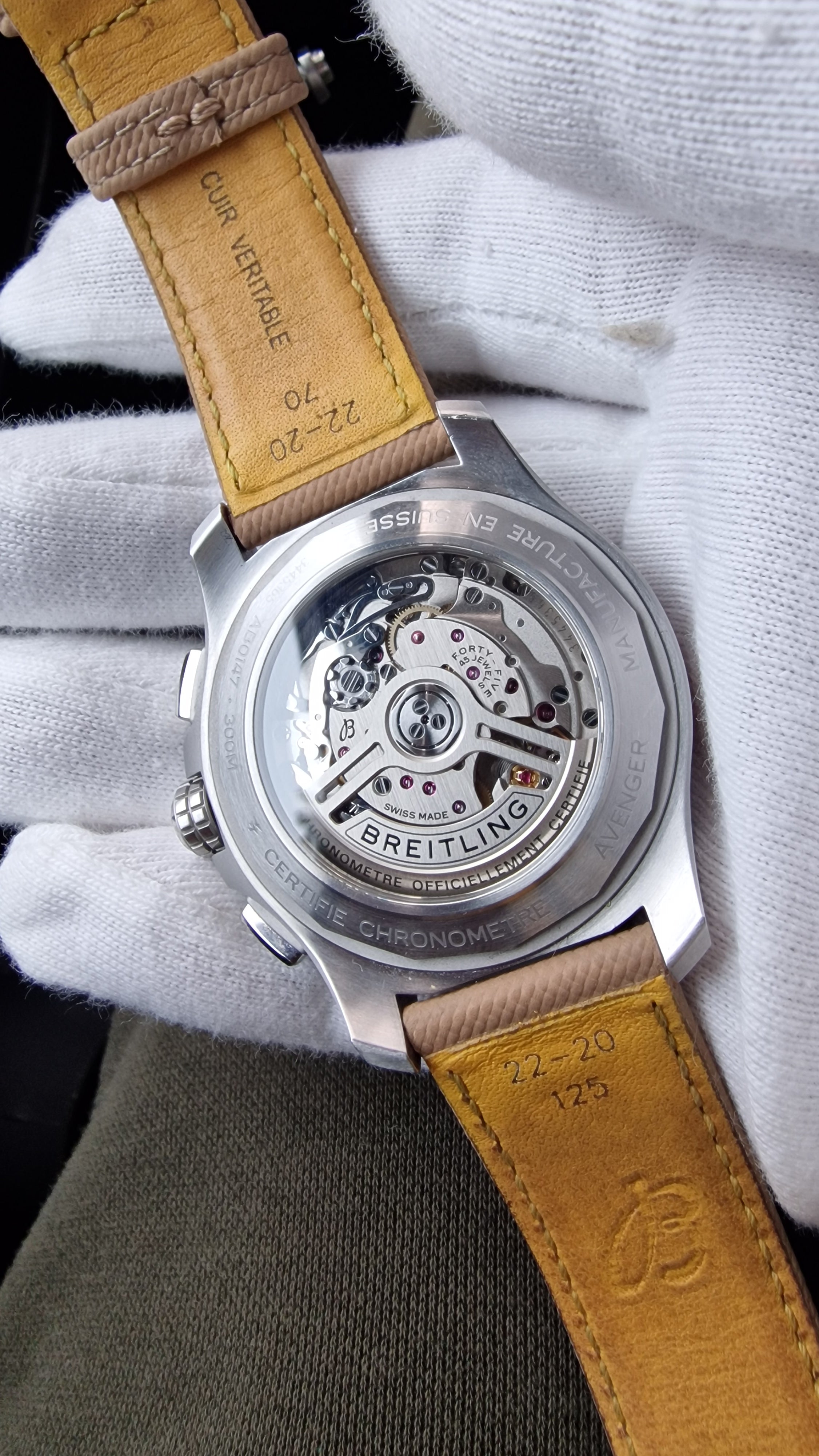 Breitling Avenger B01 Chronograph 44 – Ediție Dial Khaki/Sand