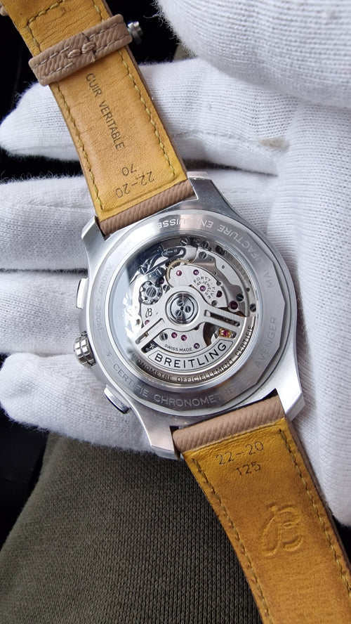 Breitling Avenger B01 Chronograph 44 – Ediție Dial Khaki/Sand