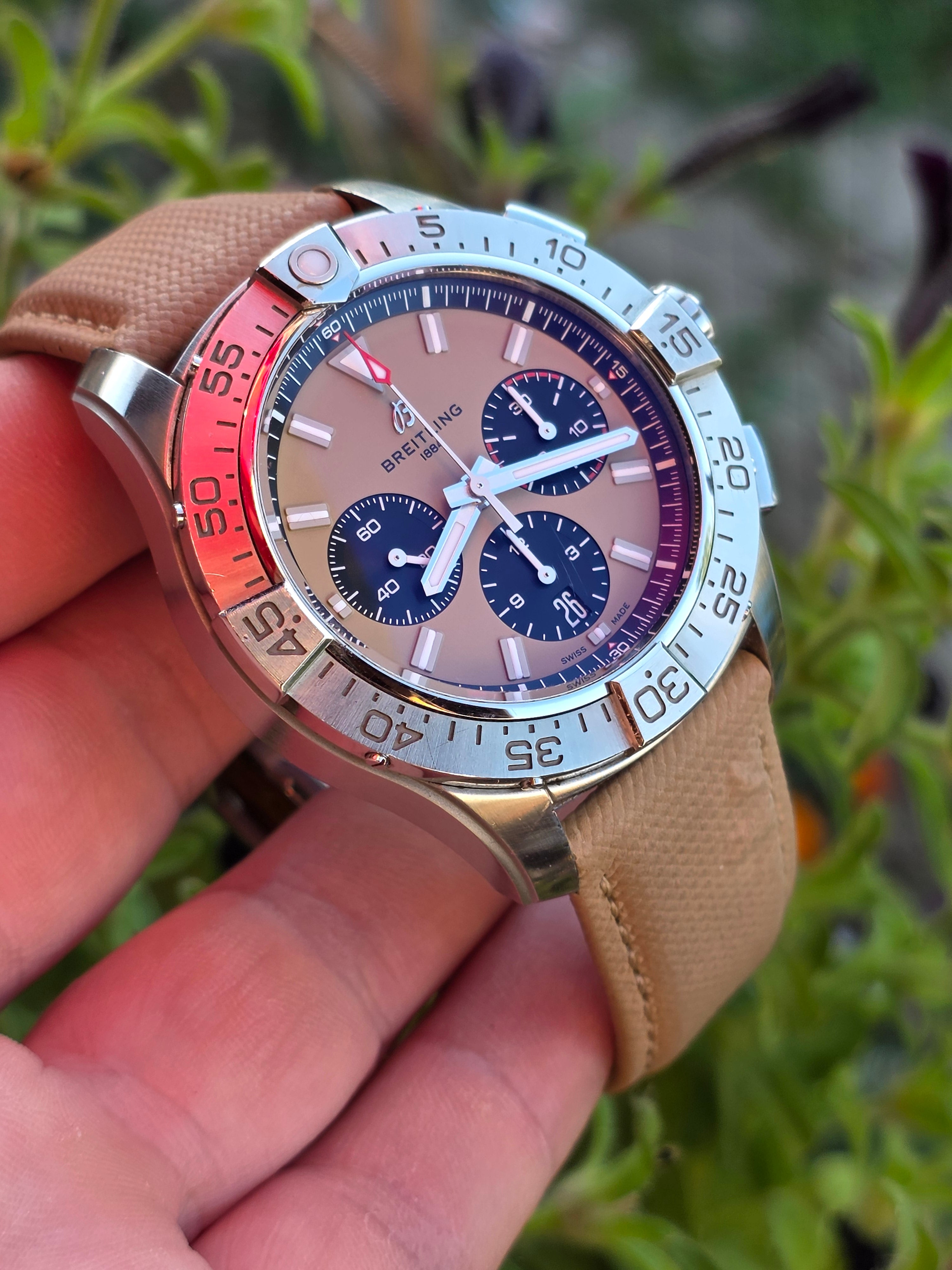 Breitling Avenger B01 Chronograph 44 – Ediție Dial Khaki/Sand