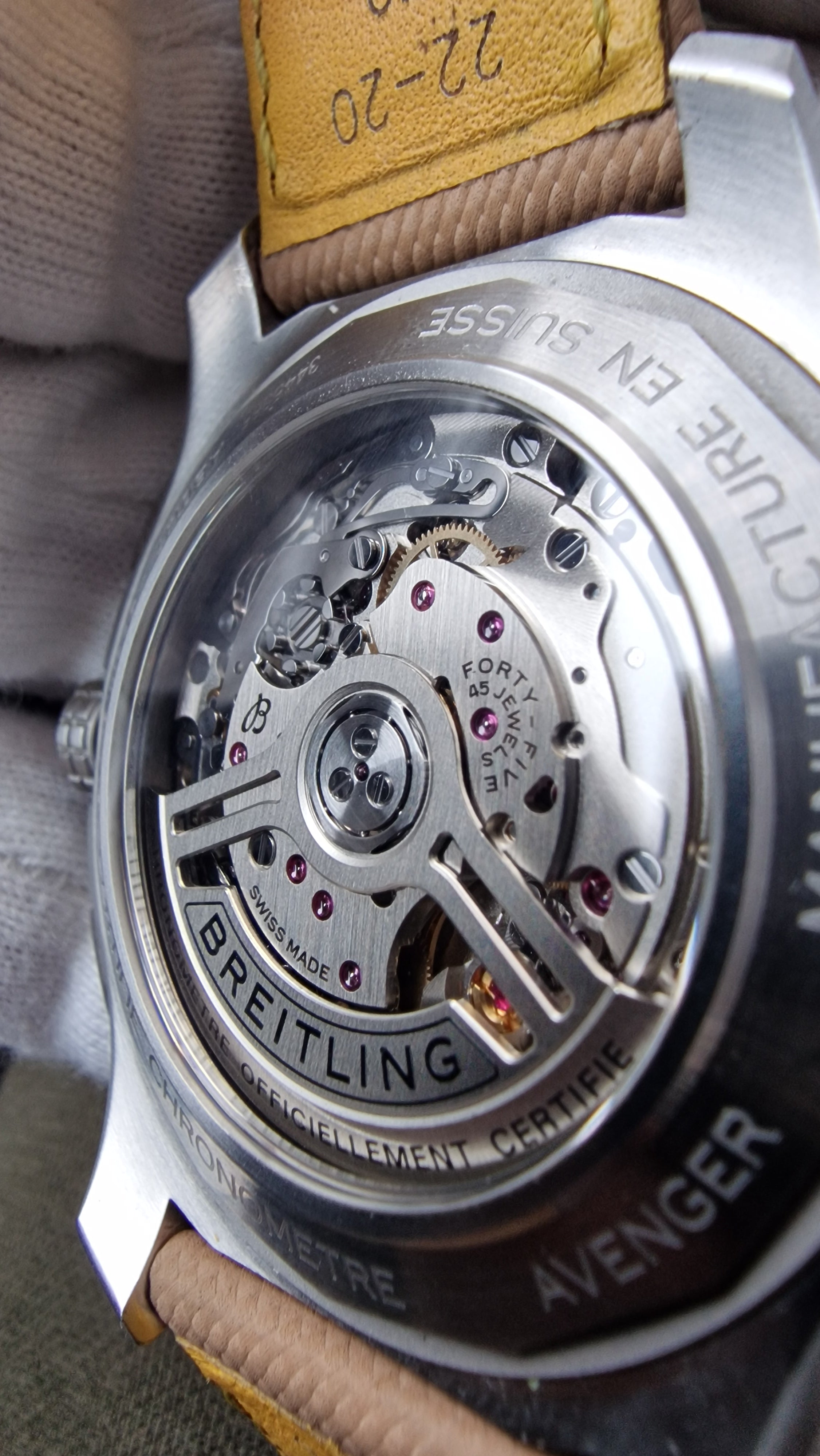 Breitling Avenger B01 Chronograph 44 – Ediție Dial Khaki/Sand