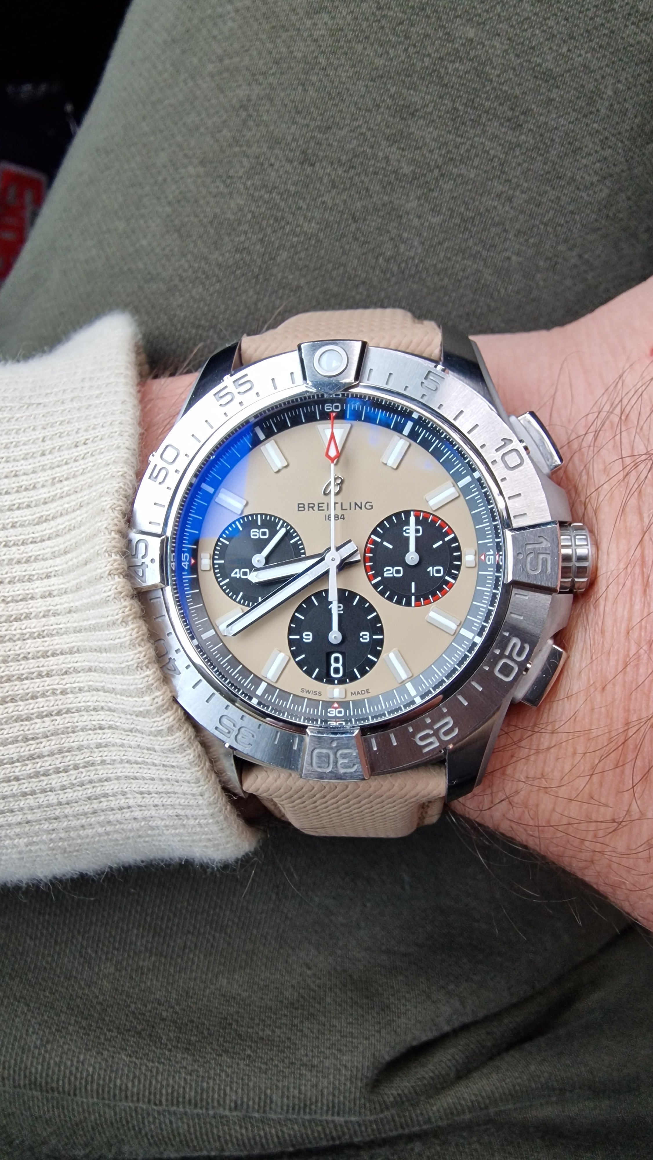 Breitling Avenger B01 Chronograph 44 – Ediție Dial Khaki/Sand