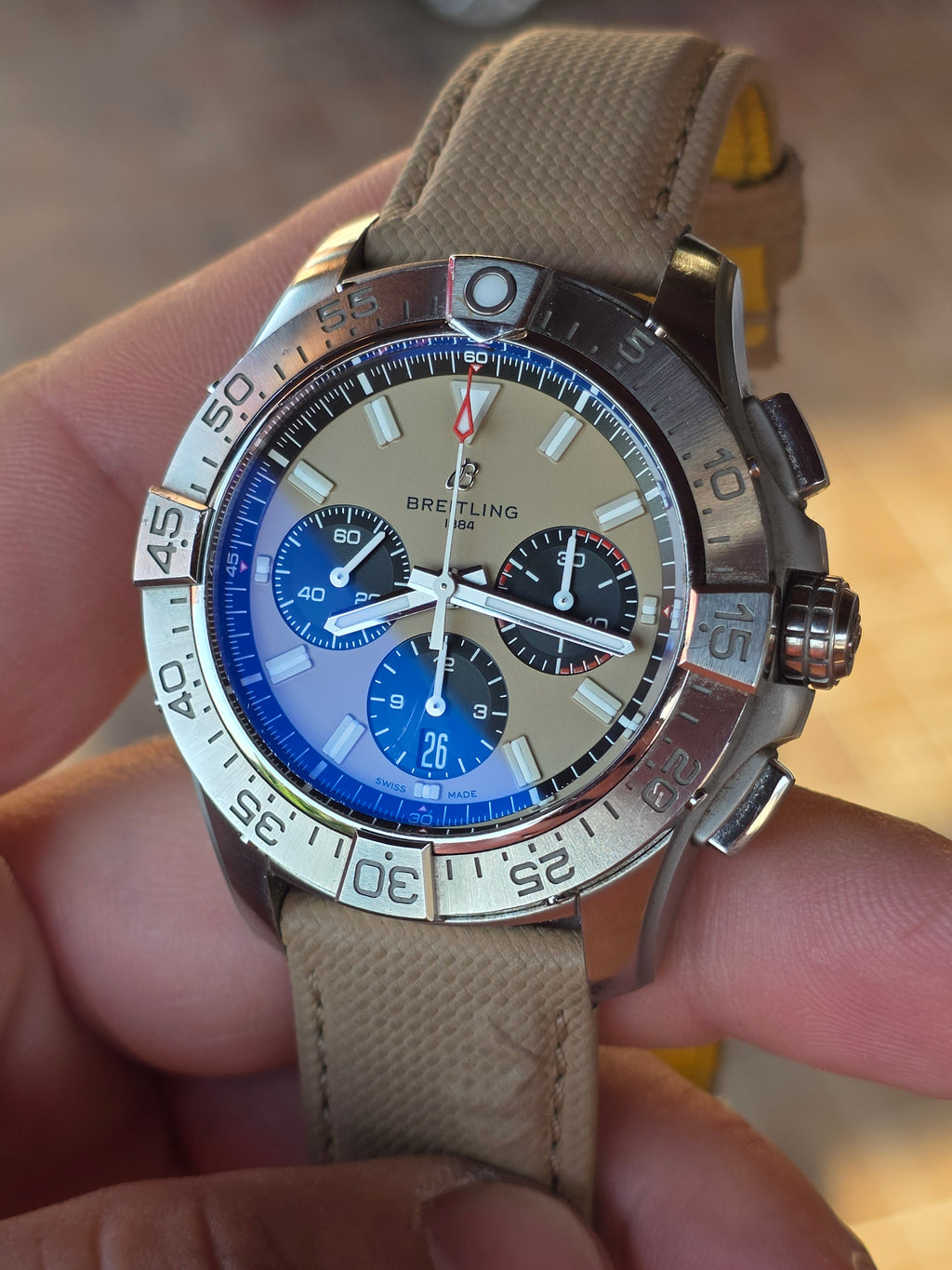 Breitling Avenger B01 Chronograph 44 – Ediție Dial Khaki/Sand