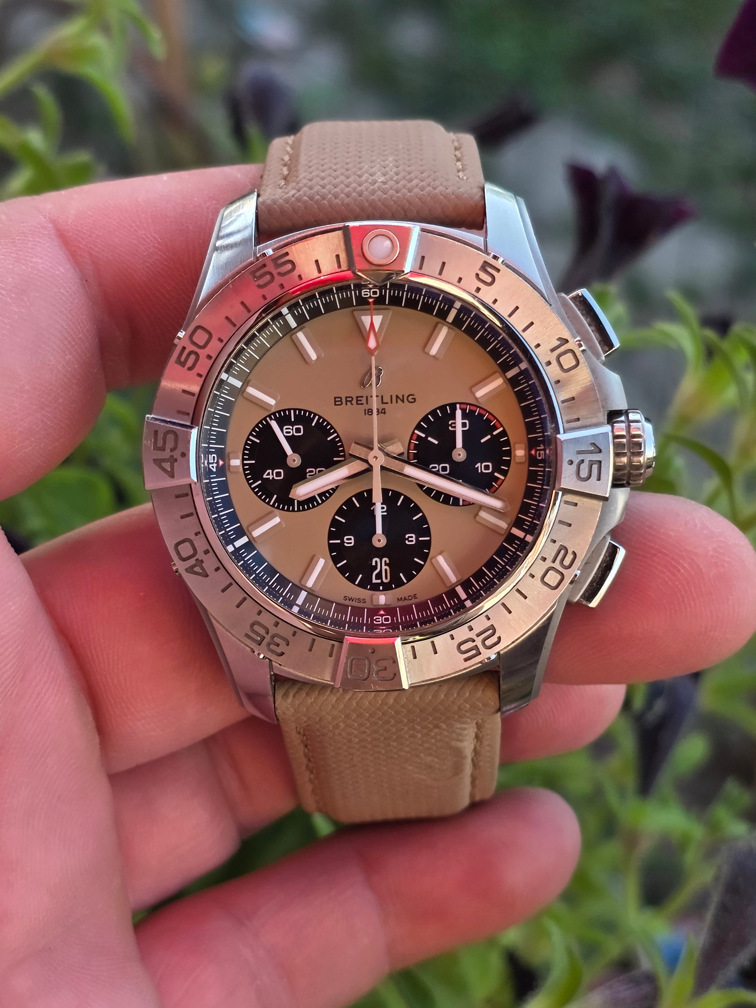 Breitling Avenger B01 Chronograph 44 – Ediție Dial Khaki/Sand