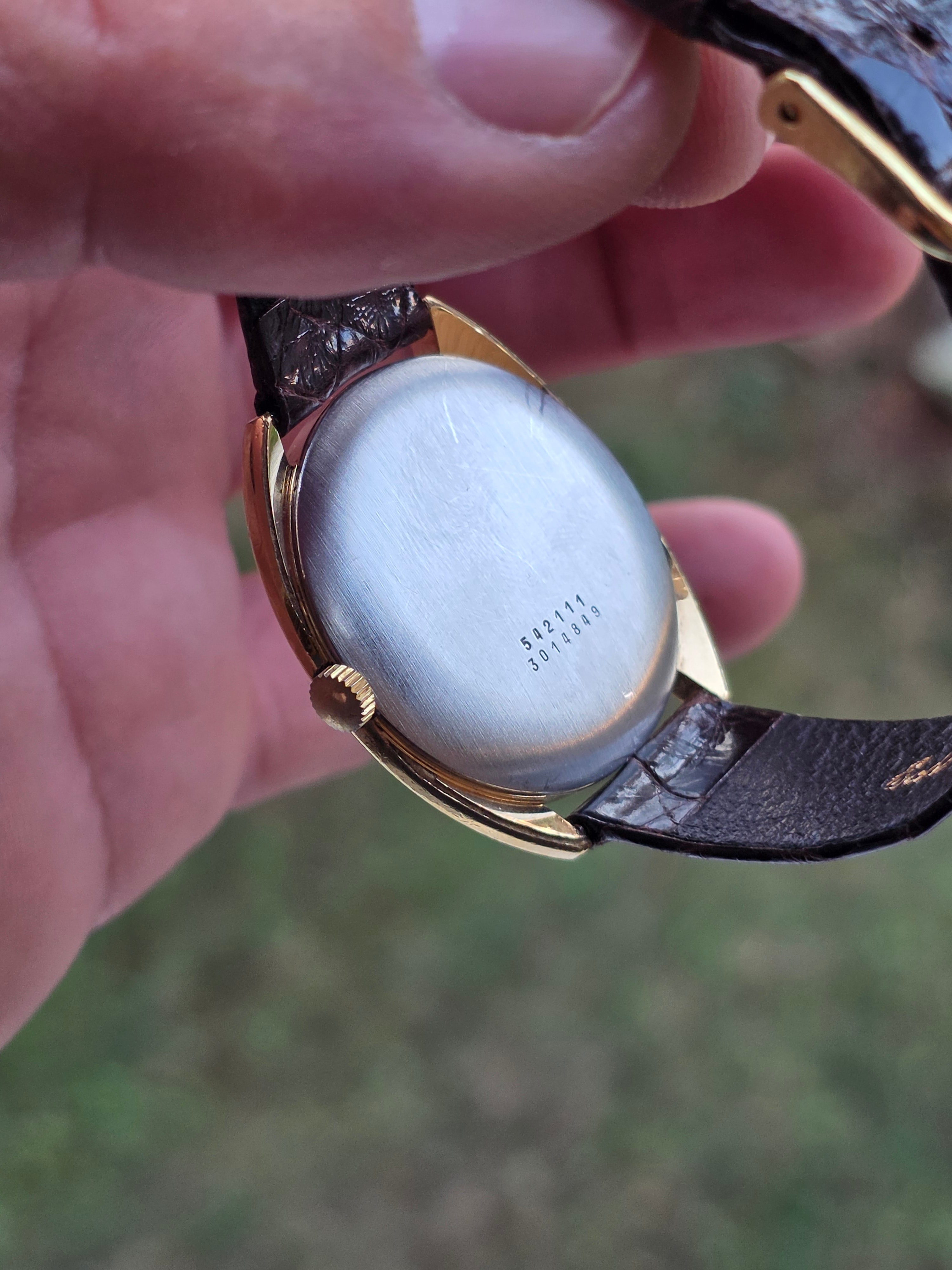 Universal Genève Ultra-Slim Gold Plated – Calibru 1-42 (Anii '70)